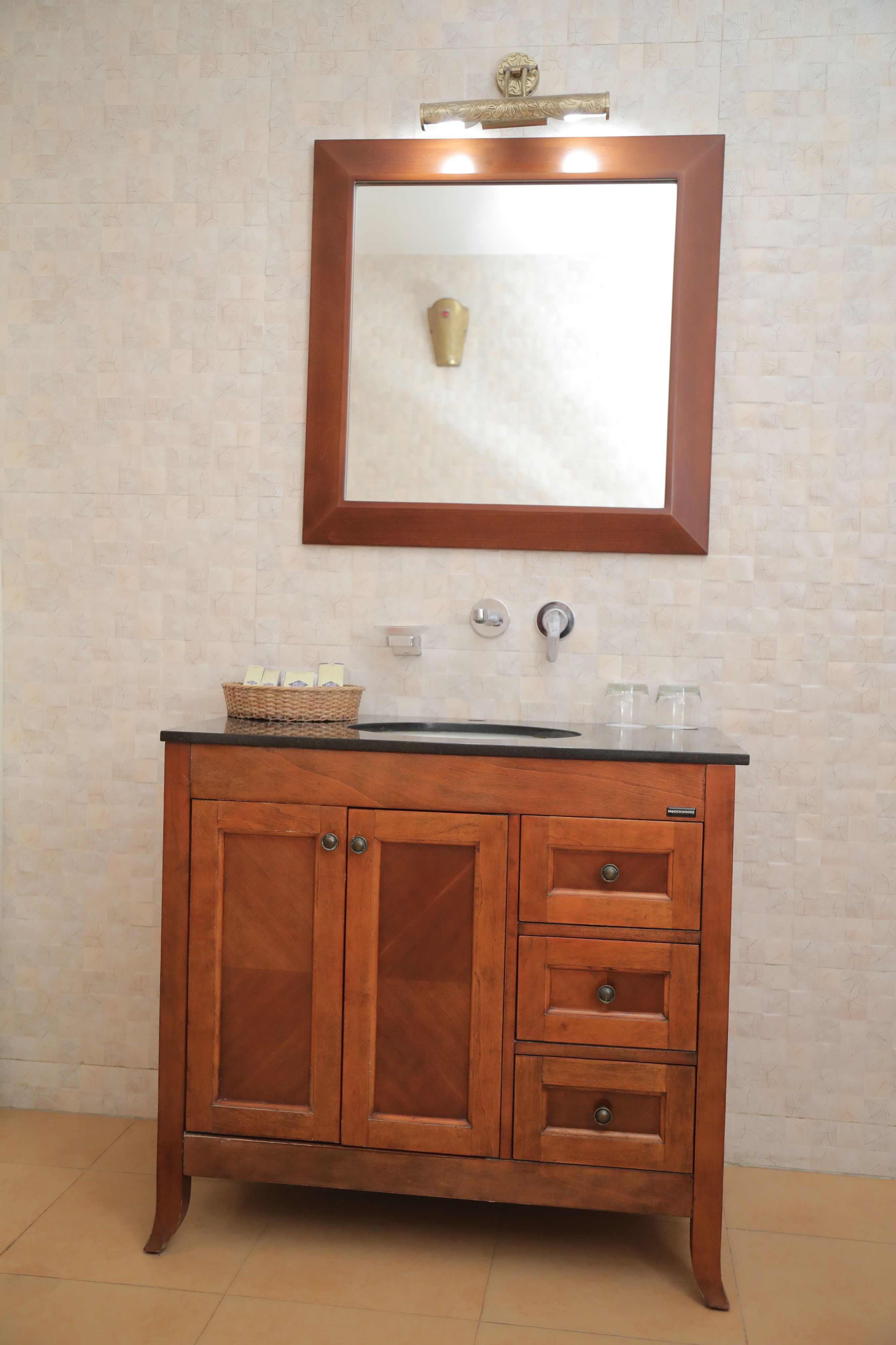 standard double room, 1 double bed | minibar, in-room safe, desk, iron/ironing board