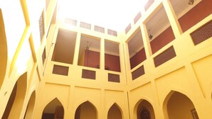 المنشأة من الداخل