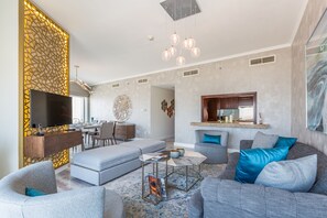 Departamento panorámico, 2 habitaciones, balcón, vista al lago | Sala de estar | Televisión LCD, Netflix y reproductor de DVD 