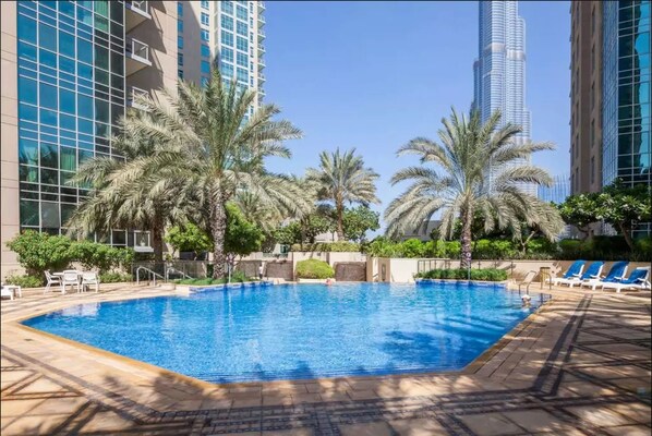 Outdoor pool - Nasma Luxury Stays - Burj Residences (Dubai)