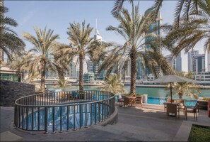 Outdoor pool - Nasma Luxury Stays - Park Island (Dubai)