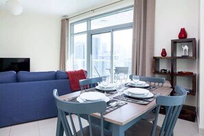 Leilighet, 1 kingsize-seng med sovesofa, balkong, utsikt mot marina | Oppholdsområde | LCD-TV og DVD-spiller