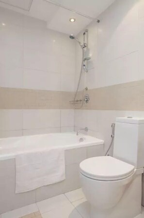 Apartment, 1 King Bed with Sofa bed, Balcony, Marina View | Bathroom | Combined shower/tub, deep soaking tub, free toiletries, hair dryer - Nasma Luxury Stays - Park Island (Dubai)