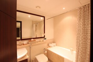 Deluxe-Studiosuite, 1 King-Bett und Schlafsofa, barrierefrei, Küche | Badezimmer | Duschwanne, Komfortbadewanne, kostenlose Toilettenartikel, Haartrockner