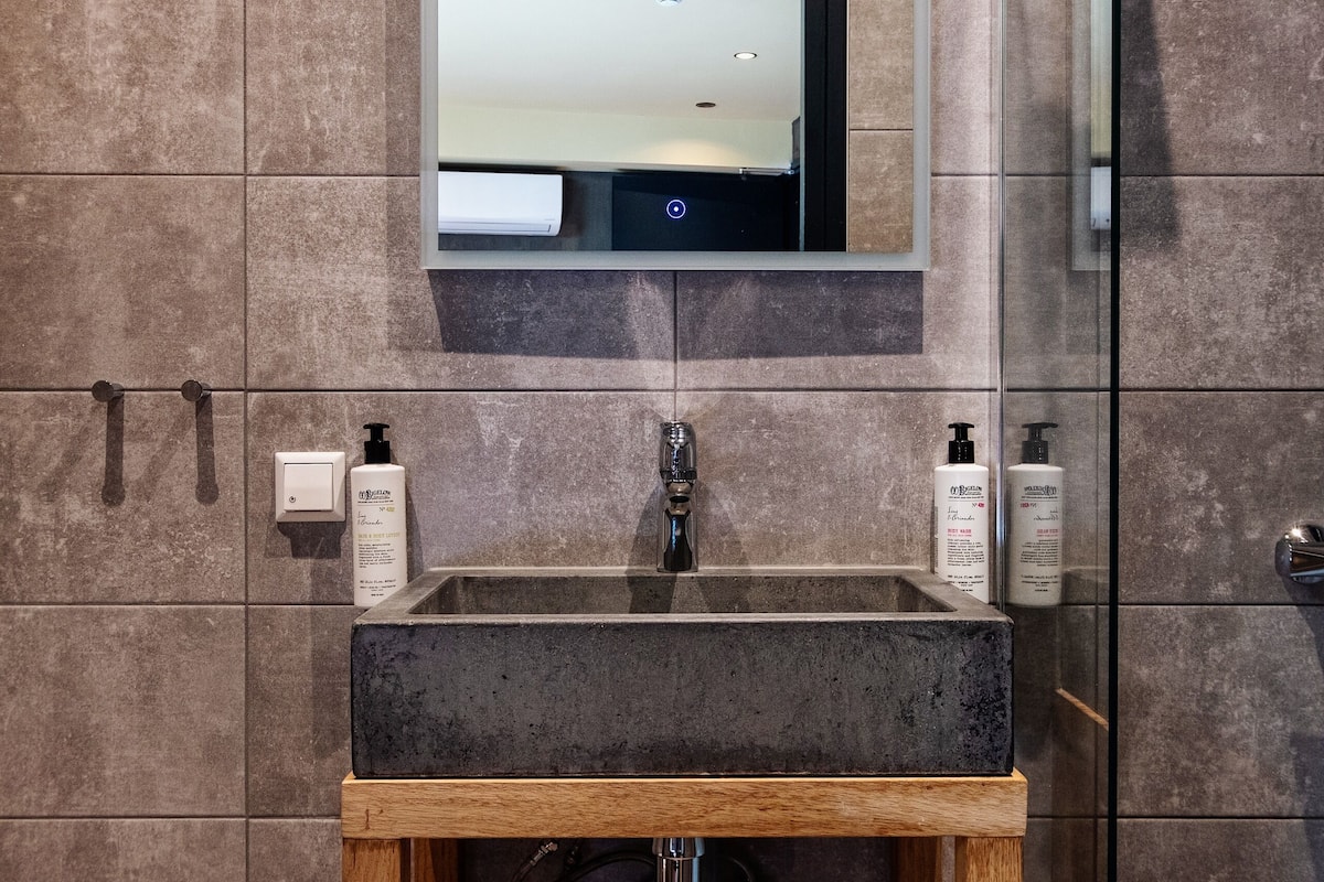 shower, free toiletries, hair dryer, slippers