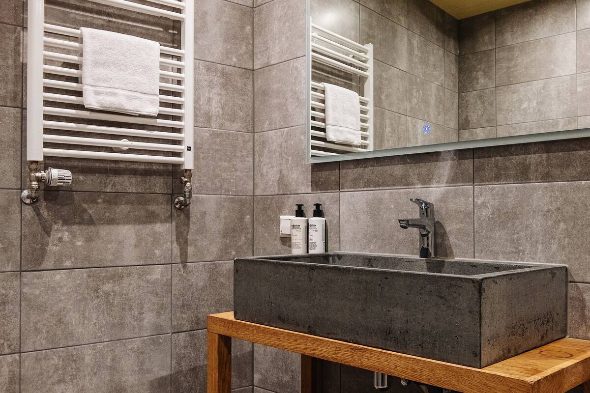 shower, free toiletries, hair dryer, slippers