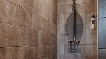 Een douche, gratis toiletartikelen, een haardroger, pantoffels