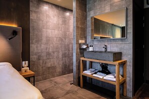 City View Room | Premium bedding, in-room safe, individually decorated - City Center Lodge Utrecht (Utrecht)