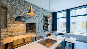 奢華公寓, 1 間臥室 (Accessible by stairs only) | 私人廚房 | 大型冰箱、微波爐、烤箱、爐台
