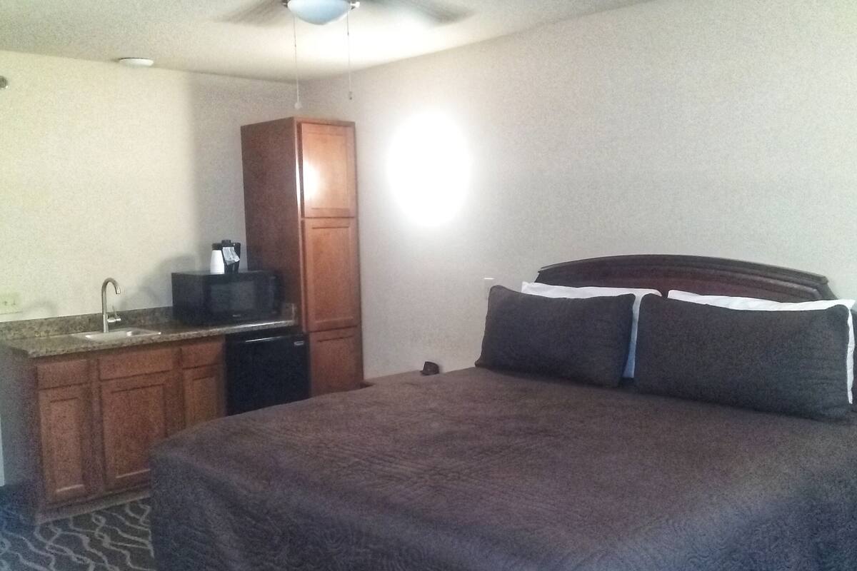 1 bedroom, premium bedding, desk, soundproofing