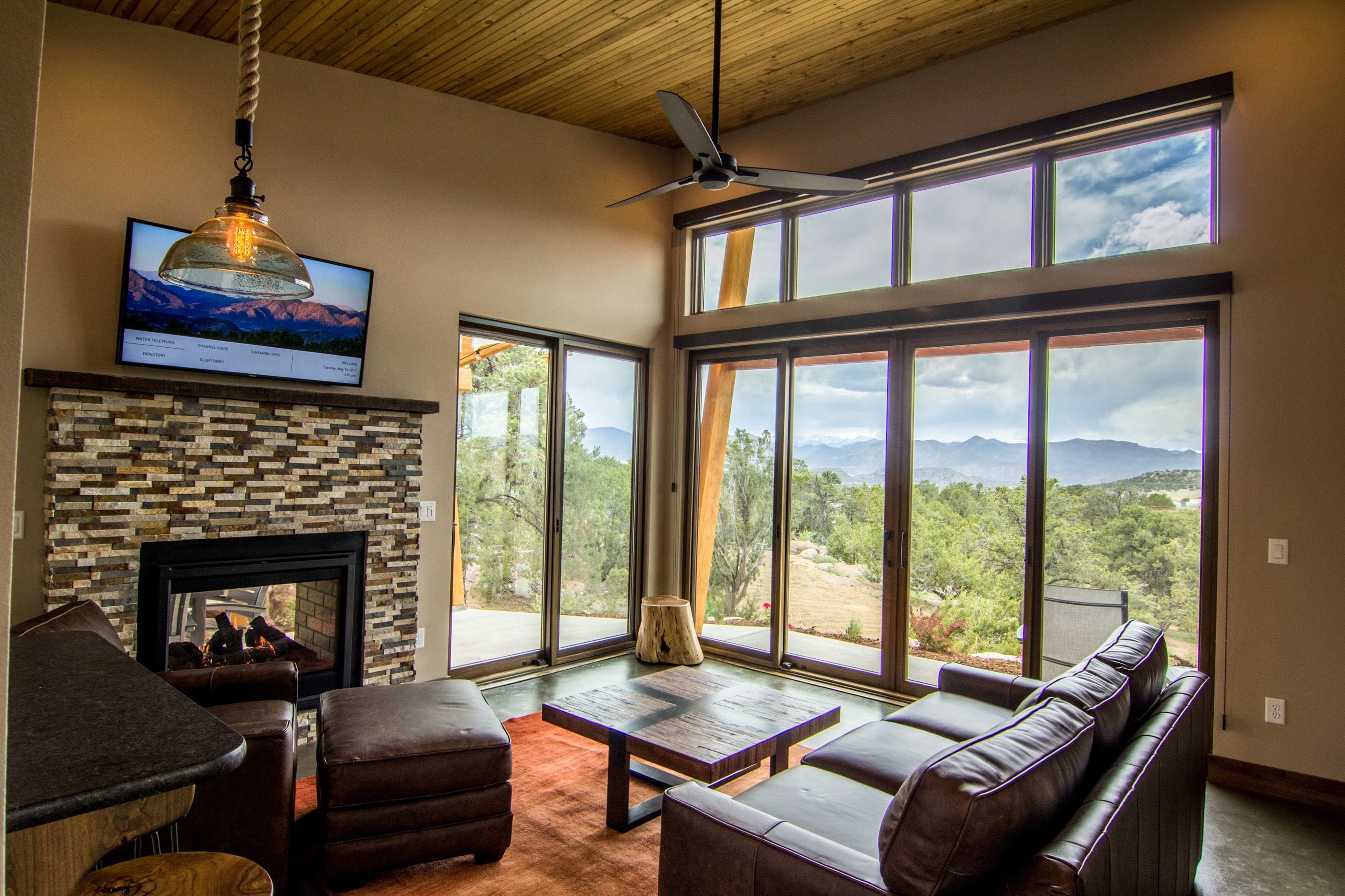Luxury Cabin, 1 King Bed, Kitchenette, Mountain View | Living room
