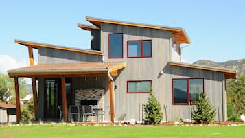 Luxury Cabin, 2 Bedrooms, Kitchenette, Mountain View | Exterior