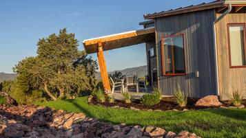 Luxury Cabin, 1 King Bed, Kitchenette, Mountain View | Terrace/patio