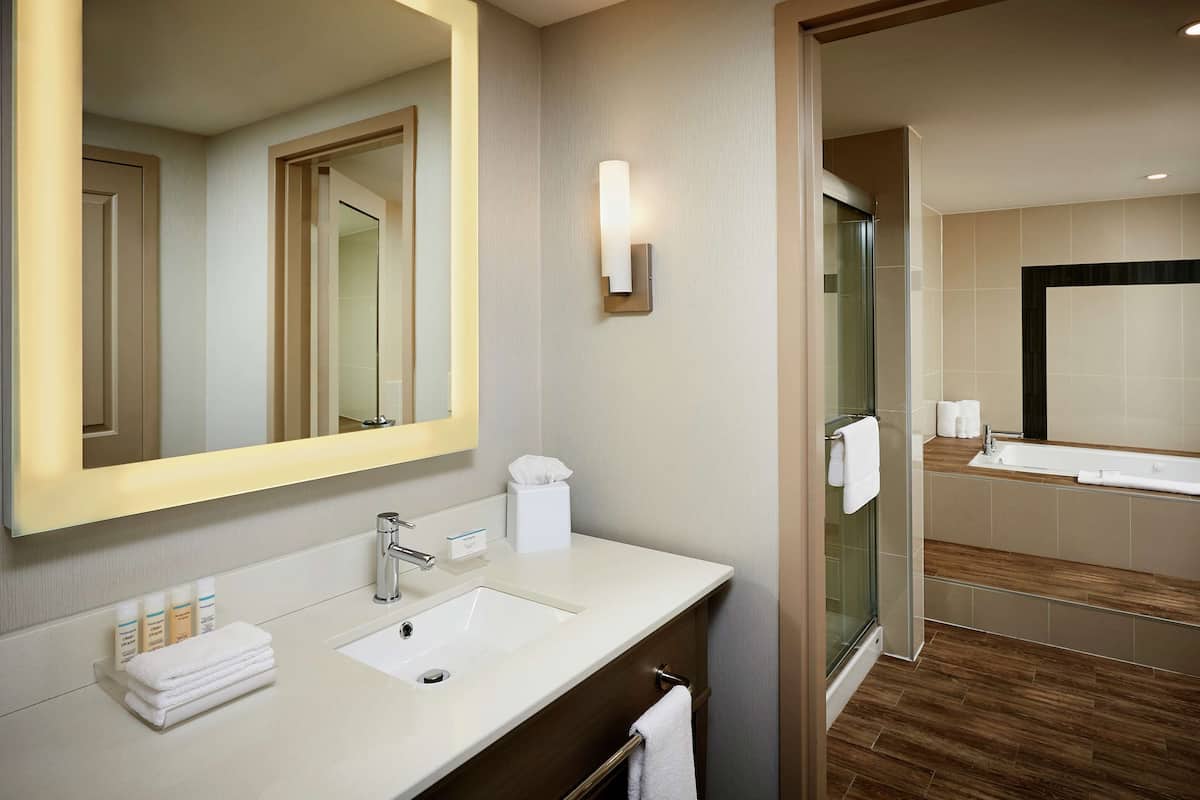 studio suite, 1 king bed, non smoking, jetted tub | bathroom | free toiletries, towels