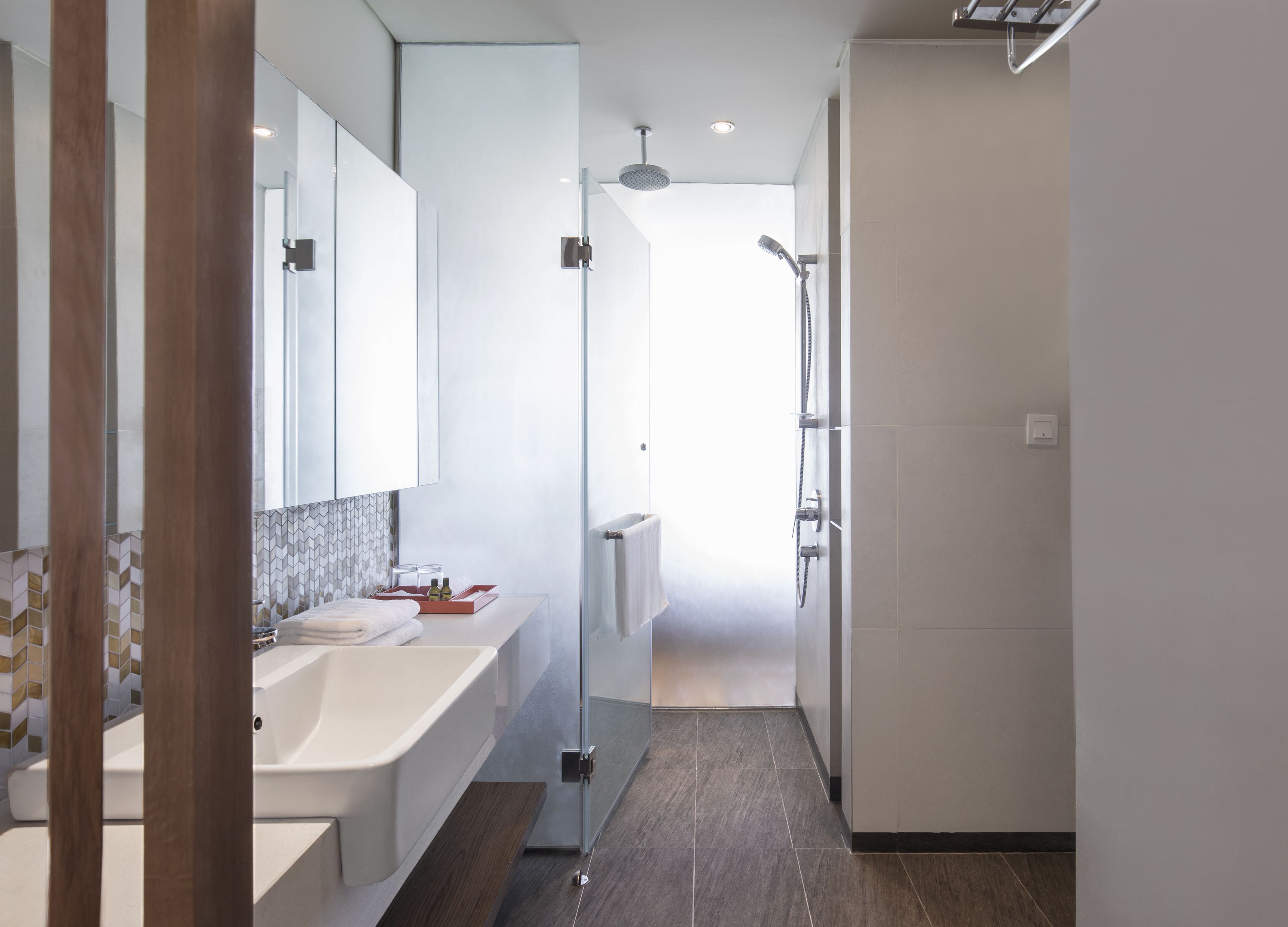 Un baño moderno con una bañera grande, una zona de ducha y un box de ducha con paredes de vidrio.