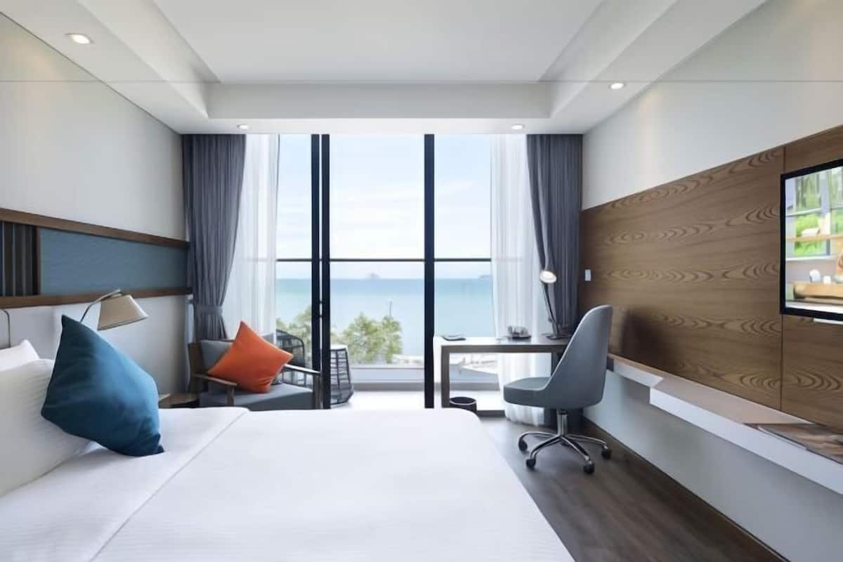 1 bedroom, premium bedding, down comforters, minibar