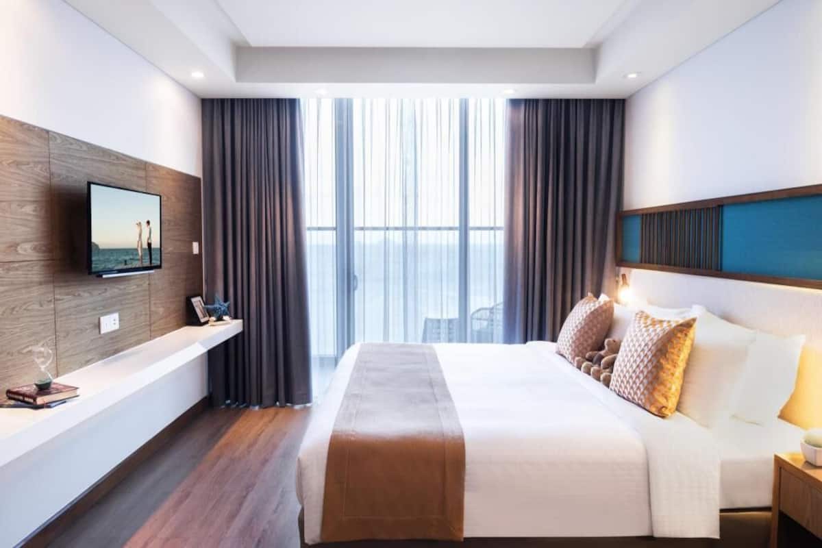 Premium bedding, down duvets, minibar, in-room safe