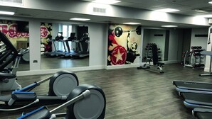 A gym with treadmills, elliptical machines, and weightlifting equipment. - Hotel Indigo Cardiff by IHG (Cardiff)