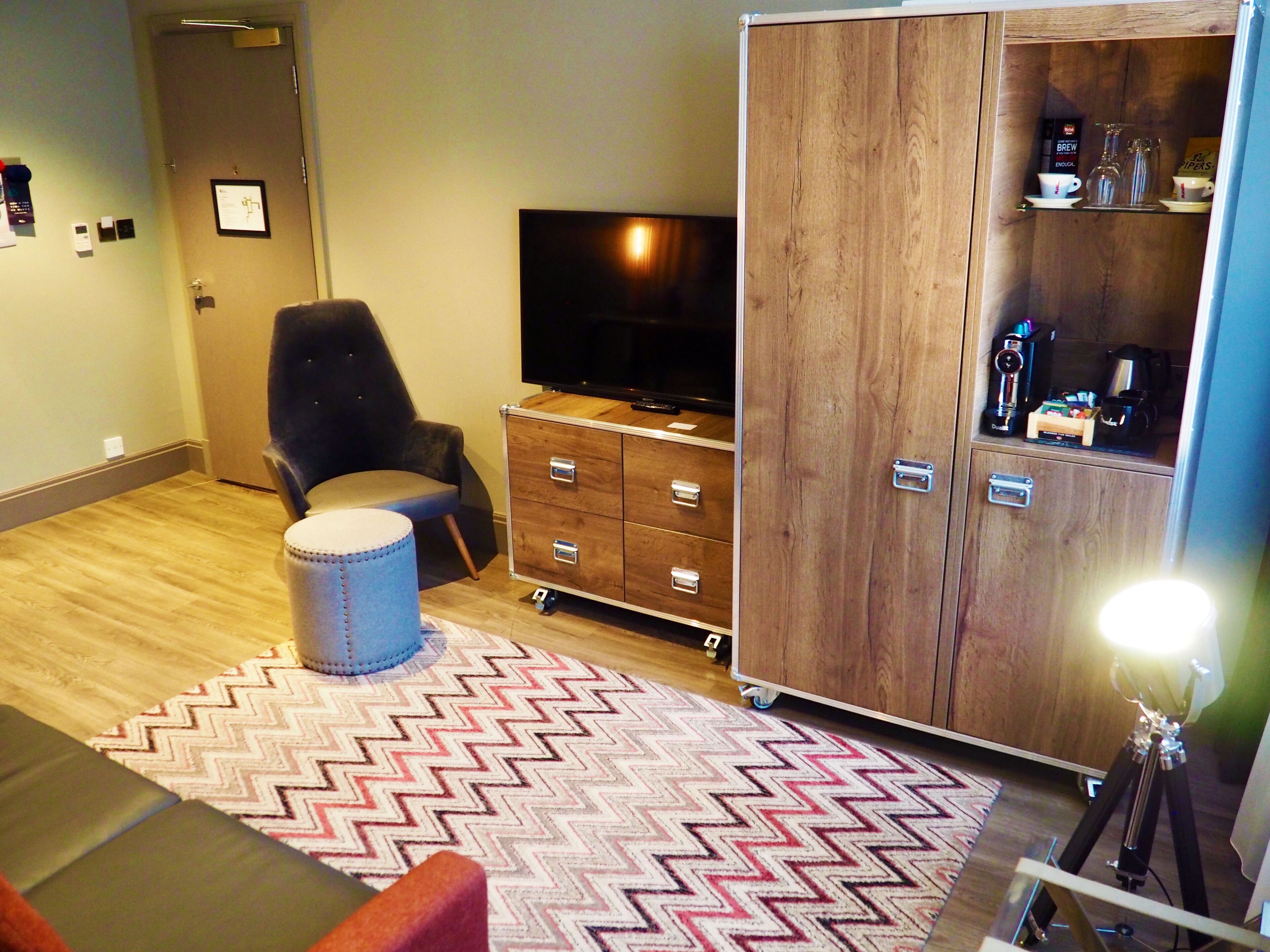 comfort suite, 1 queen bed, non smoking | living room | 40-inch lcd tv with digital channels, tv