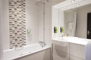 Bathroom - Premier Inn Bedford Town Centre (Bedford)