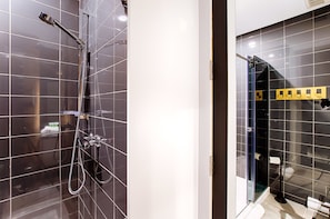 Loft - 1 sovrum - bottenvåning (C101) | Badrum | Dusch, regndusch, gratis toalettartiklar och hårtork