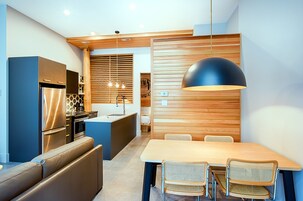 复式房, 1 间卧室, 一层 (C101) | 起居区 | 45-英寸纯平电视 （配备有线频道）、电视