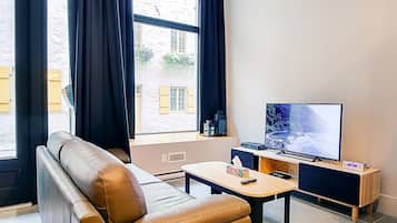 Loft, 1 Bedroom, Ground Floor (C101) | Living room | 45-inch flat-screen TV with cable channels, TV