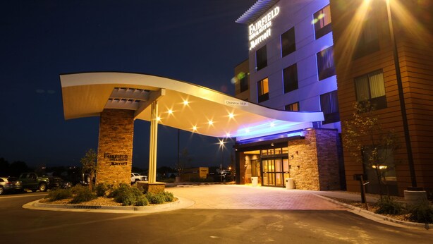 A hotel entrance with a curved canopy, a sign reading "Fairfield Inn & Suites by Marriott," and a clearway sign indicating 14:00. - Fairfield Inn and Suites Denver Northeast Brighton (Brighton)