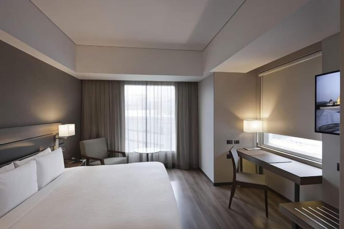 1 kamar tidur, brankas, meja kerja, dan ruang kerja ramah laptop