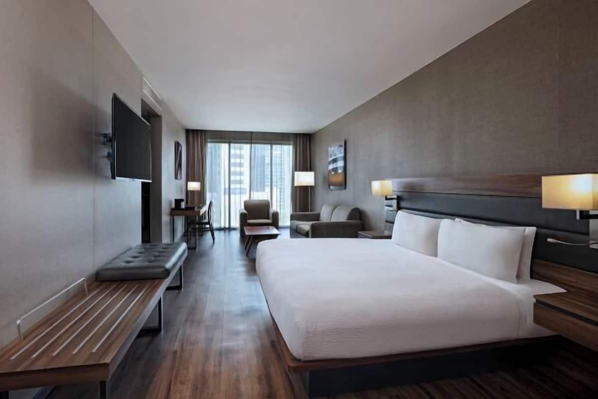 1 kamar tidur, brankas, meja kerja, dan ruang kerja ramah laptop