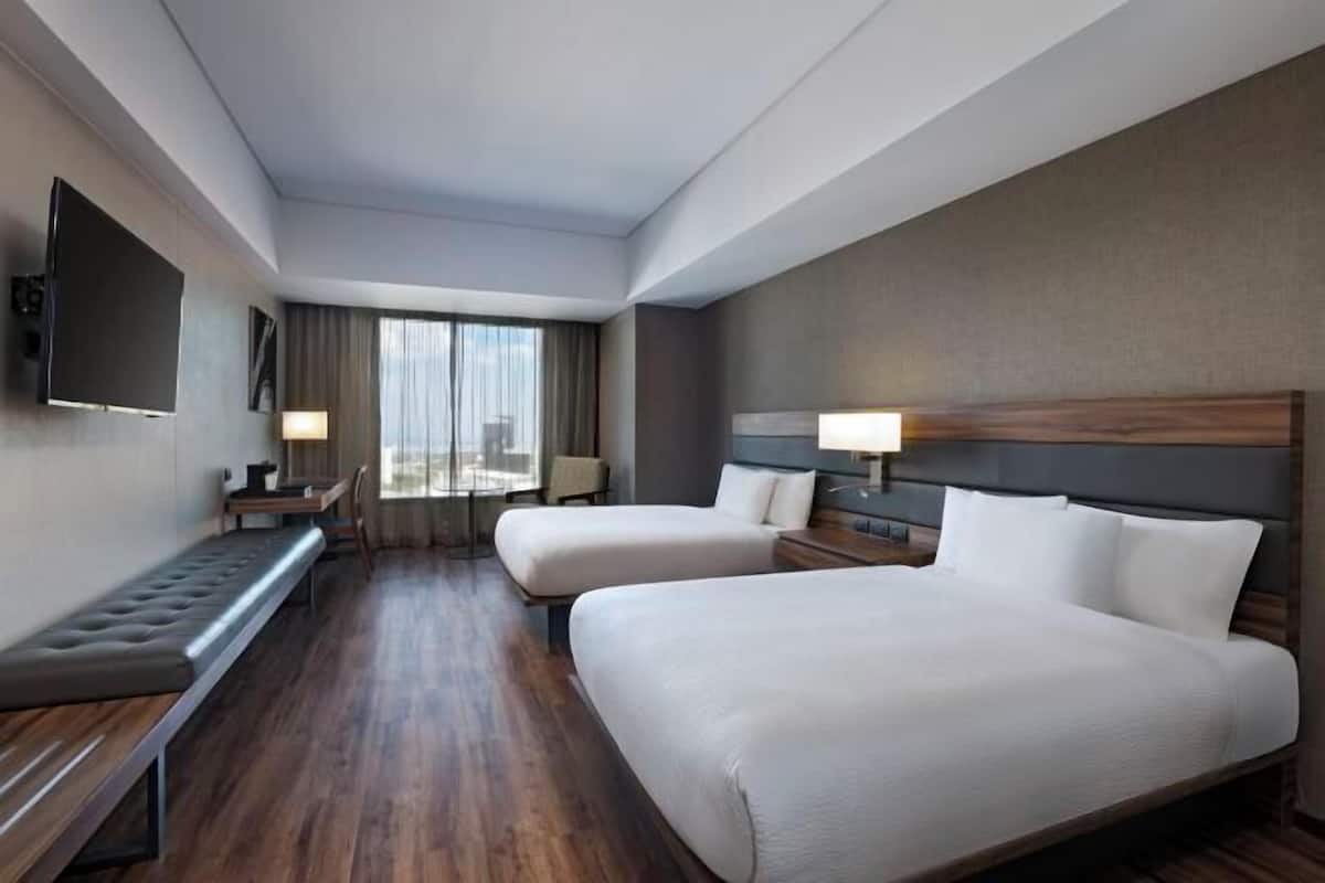 1 kamar tidur, brankas, meja kerja, dan ruang kerja ramah laptop