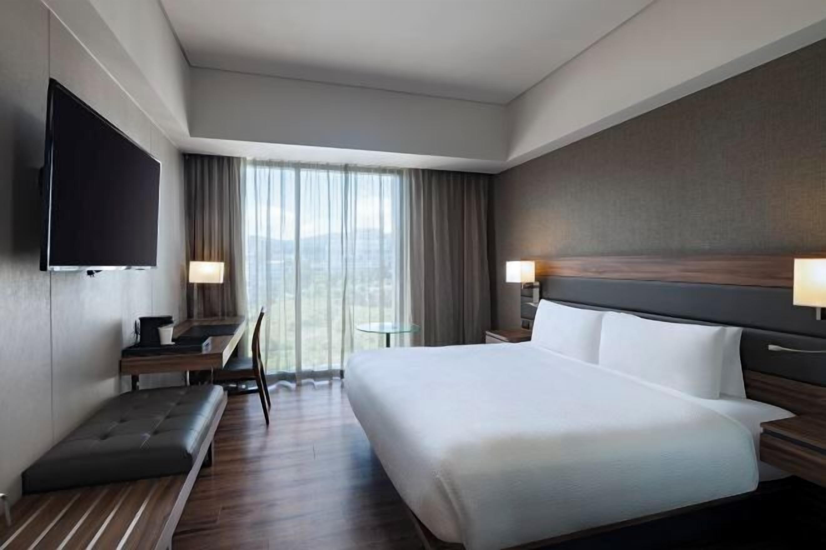 Tallelokero huoneessa, työpöytä