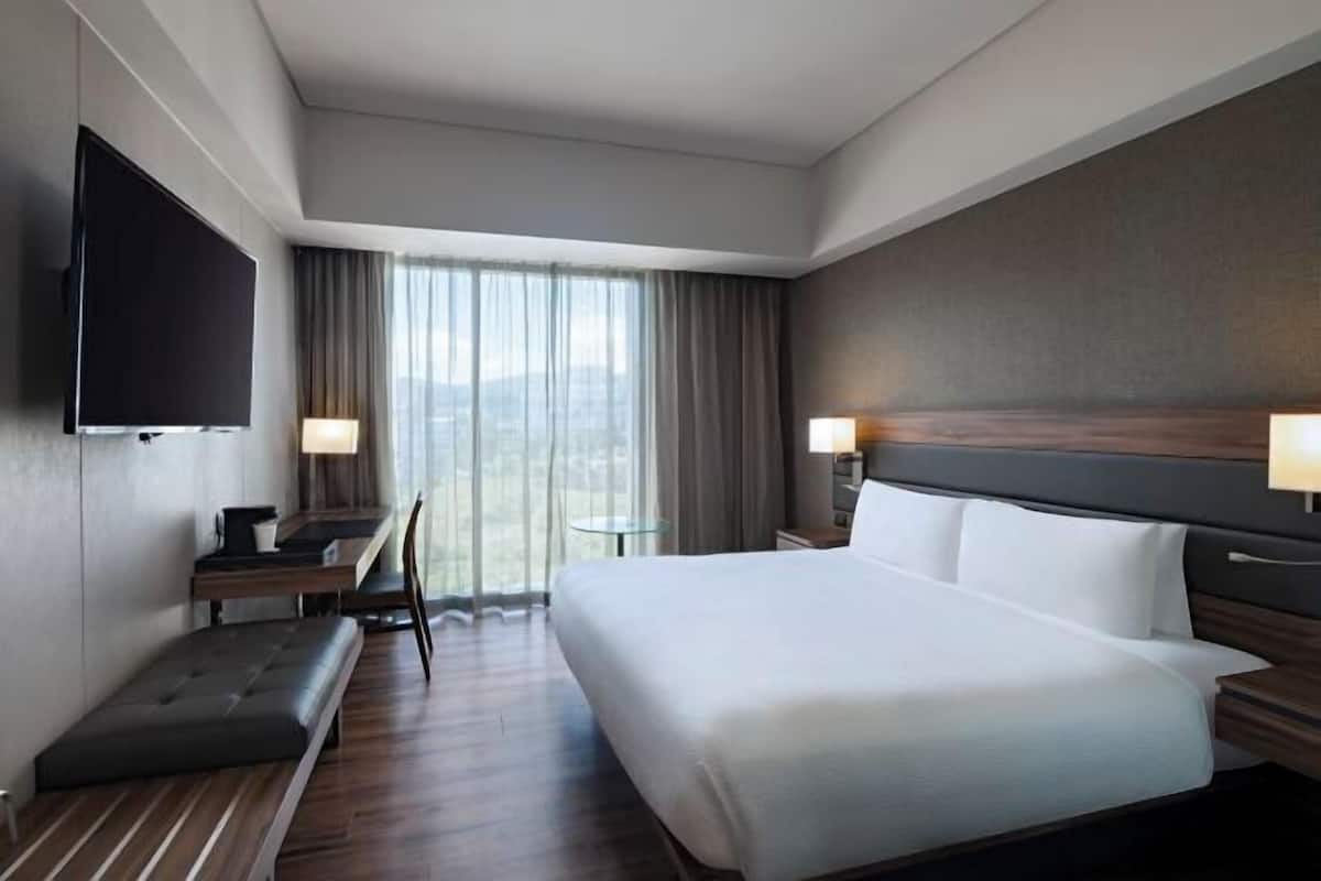 1 kamar tidur, brankas, meja kerja, dan ruang kerja ramah laptop