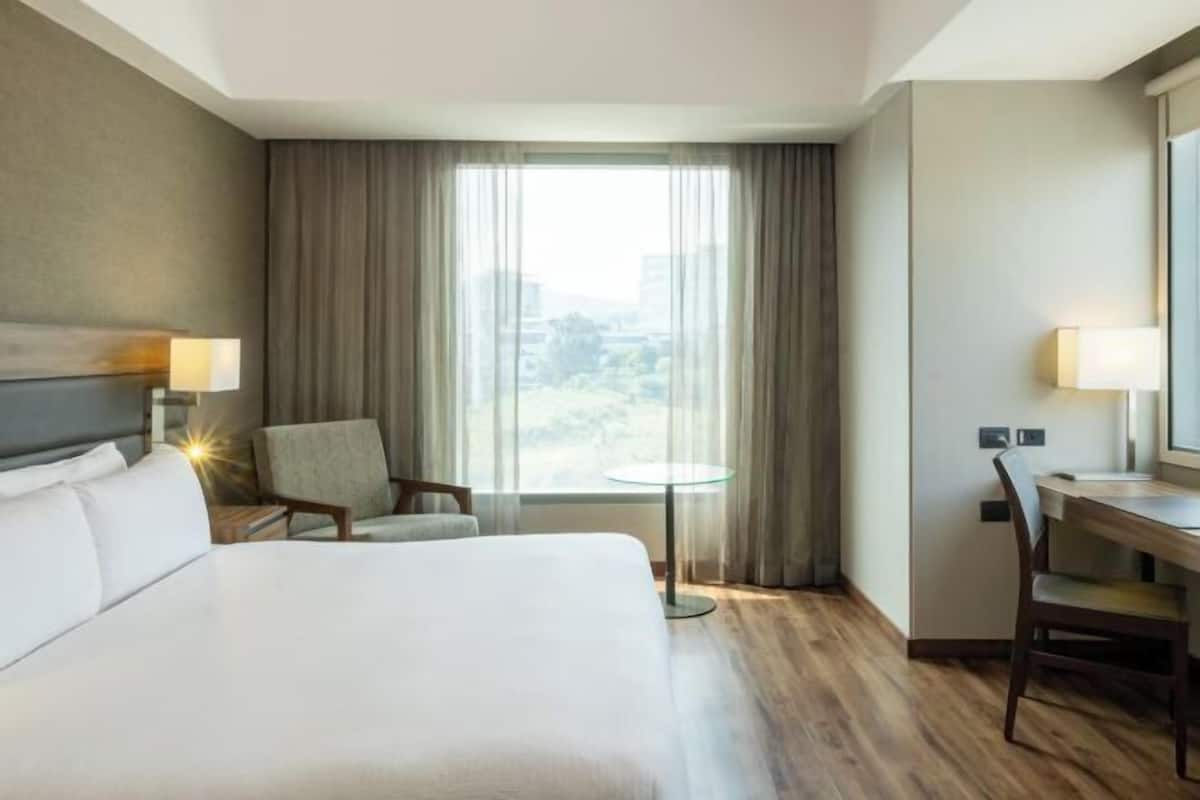 1 kamar tidur, brankas, meja kerja, dan ruang kerja ramah laptop