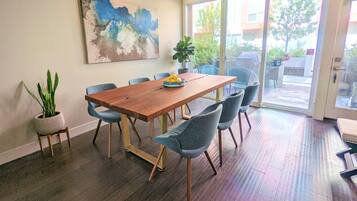 Premium Townhome, 2 Bedrooms, Non Smoking, City View | In-room dining