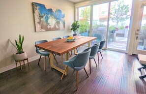 Premium Townhome, 2 Bedrooms, Non Smoking, City View | In-room dining