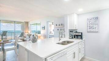 Căn hộ (2 Bedrooms) | Bếp riêng | Tủ lạnh, lò vi sóng, lò nướng, dụng cụ pha cà phê/trà