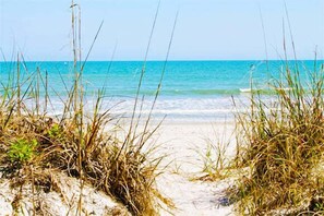 Am Strand, Liegestühle, Sonnenschirme, Strandtücher
