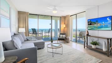 Condo Premium, 2 phòng ngủ, sát bãi biển | Khu phòng khách | TV màn hình phẳng