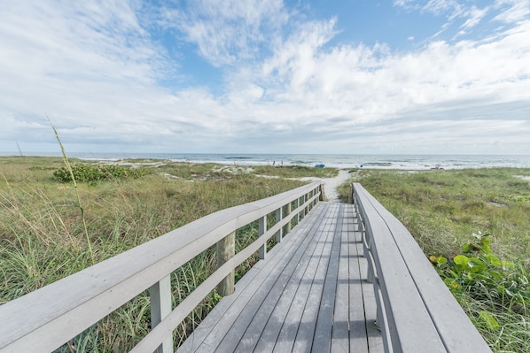 On the beach, sun loungers, beach umbrellas, beach towels - Spanish Main by Happy Palm Stays (Cocoa Beach)