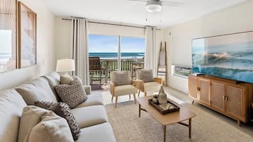 Direct Ocean View Deluxe Three-Bedroom Apartment - Unit 64 | Area soggiorno | Smart TV 50 pollici con canali digitali