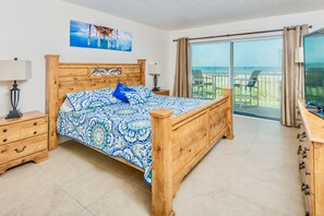 Condo, 3 habitaciones, frente al océano | 3 habitaciones, decoración personalizada y muebles diferentes 