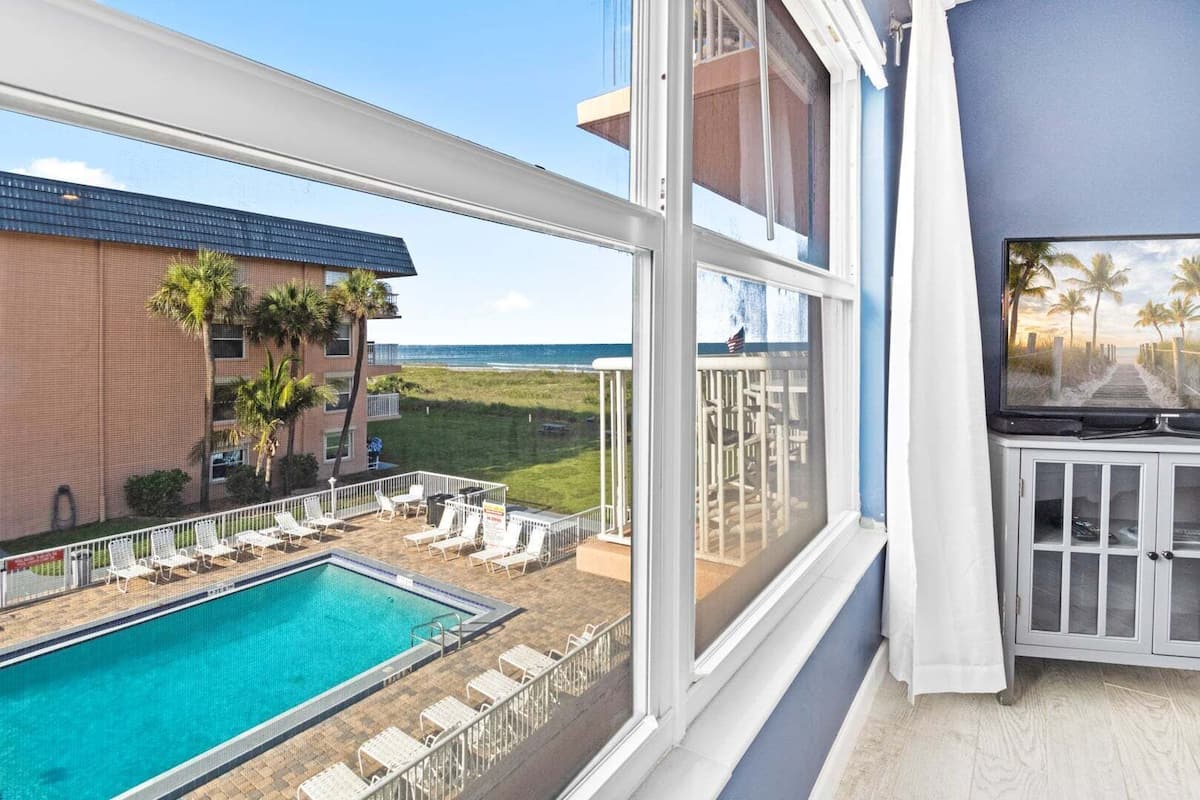 Apartment (2 Bedrooms) | Beach/ocean view