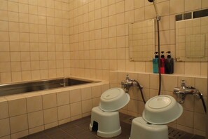 Een douche, pantoffels