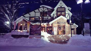 Bagian depan properti - sore/malam