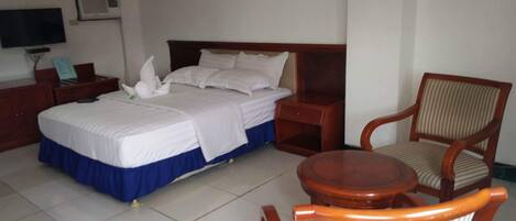 VIP Room | Desk, bed sheets