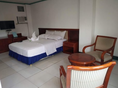 VIP Room | Desk, bed sheets. Asia Novo Boutique Hotel - Cabuyao