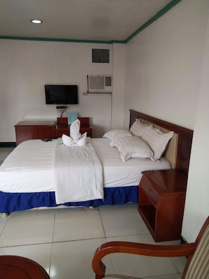 Habitación ( VIP ) | Escritorio y ropa de cama
