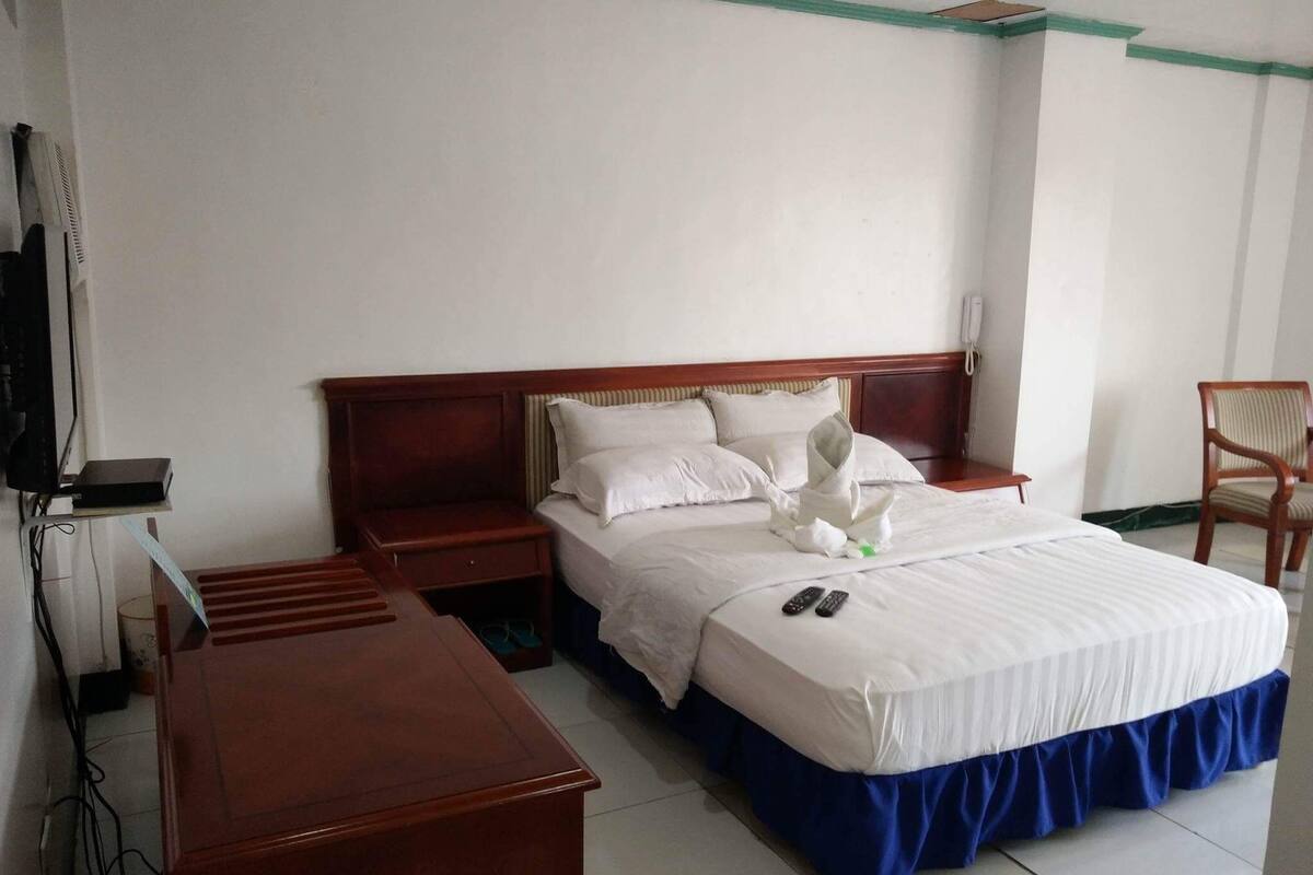 Escritorio y ropa de cama 