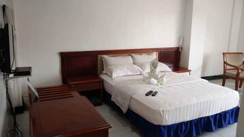 Camera ( VIP ) | Una scrivania, lenzuola